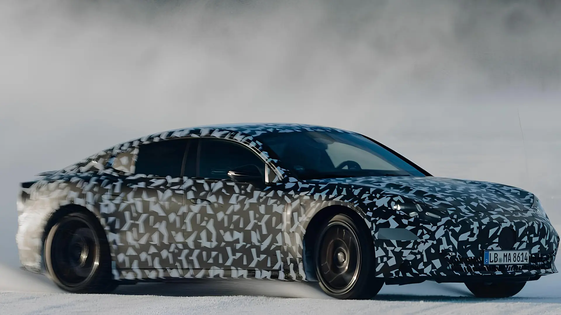 Прототип електричного Mercedes-AMG GT у камуфляжі під час зимових випробувань