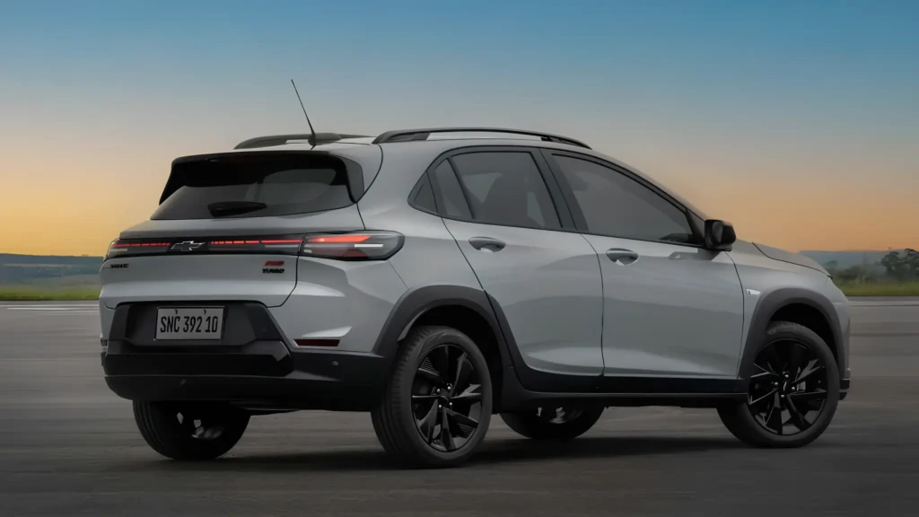 Білий кросовер Chevrolet Sonic на асфальтованому майданчику на тлі вечірнього неба