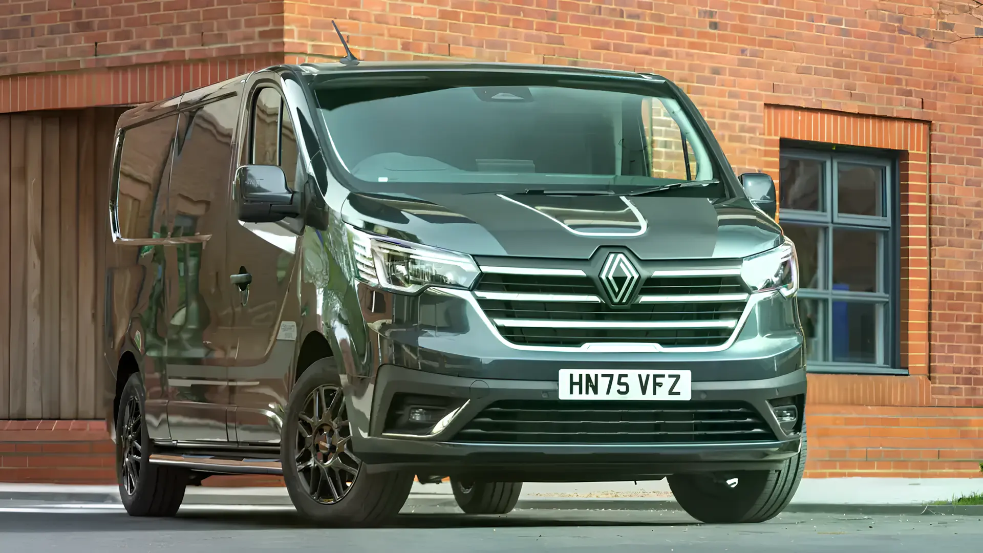 Фургон Renault Trafic Graphite Edition стоїть біля цегляної будівлі