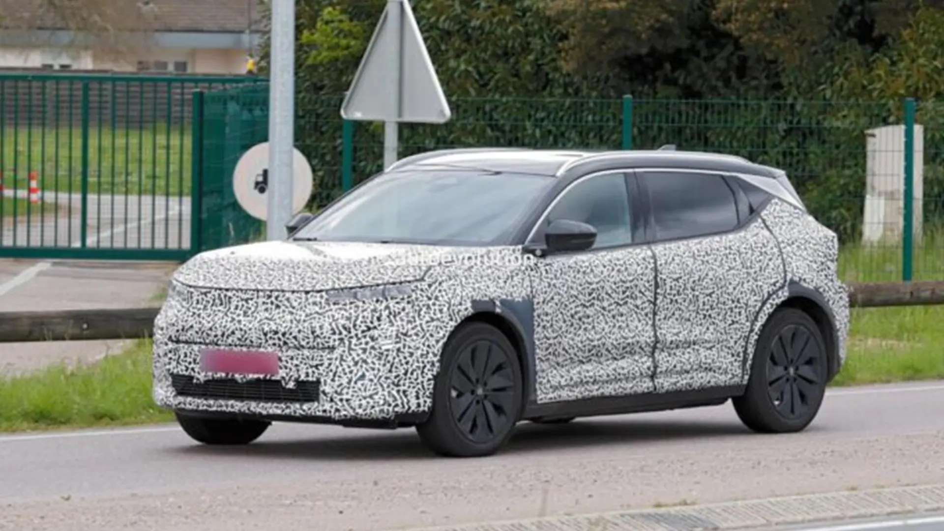 Закамуфльований прототип нового Renault Scenic E-Tech на дорожніх тестах
