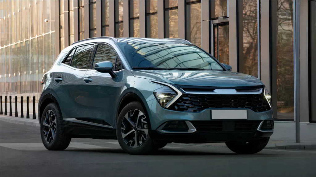 Kia Sportage 2026 блакитного кольору біля сучасної будівлі