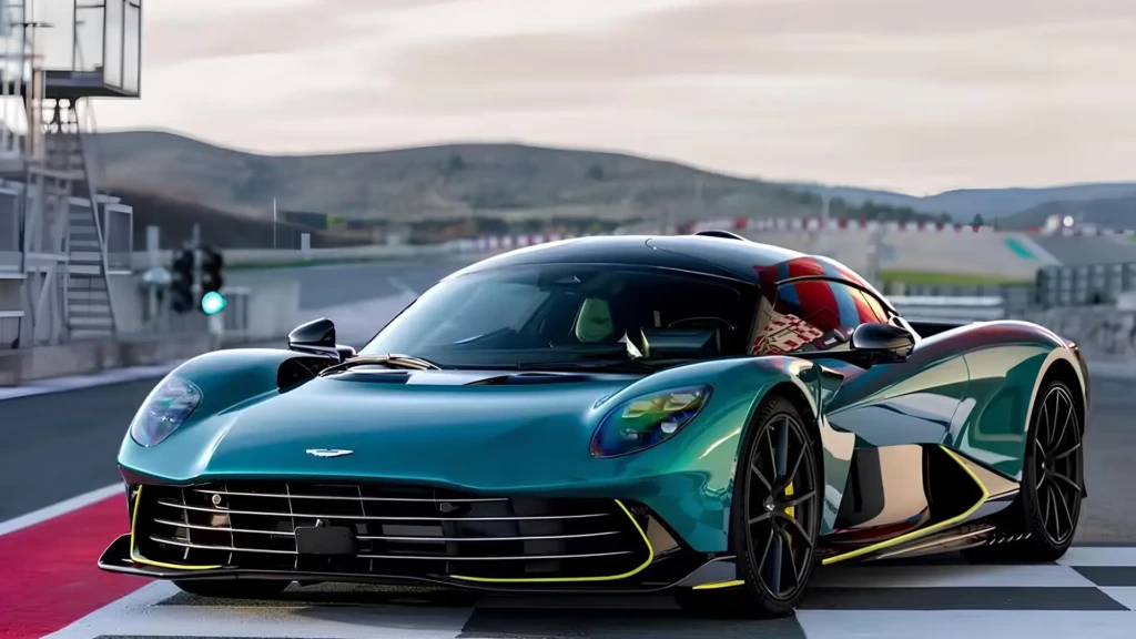 Aston Martin Valhalla на гоночному треку, вигляд спереду збоку