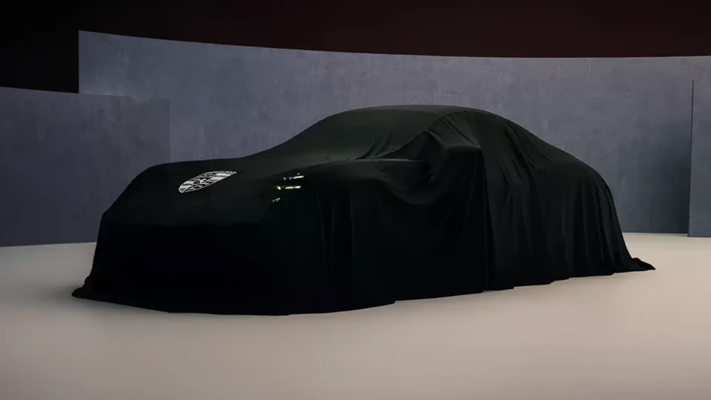 Нова версія Porsche 911 під чорним покривалом під час тизерної презентації