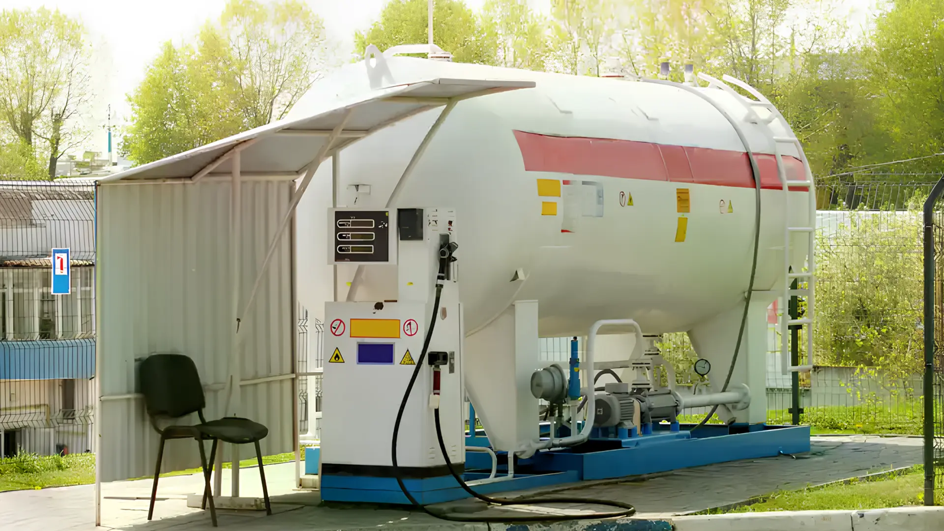 Резервуар і колонка для заправки автогазом як ілюстрація до теми зникнення LPG на АЗС в Україні