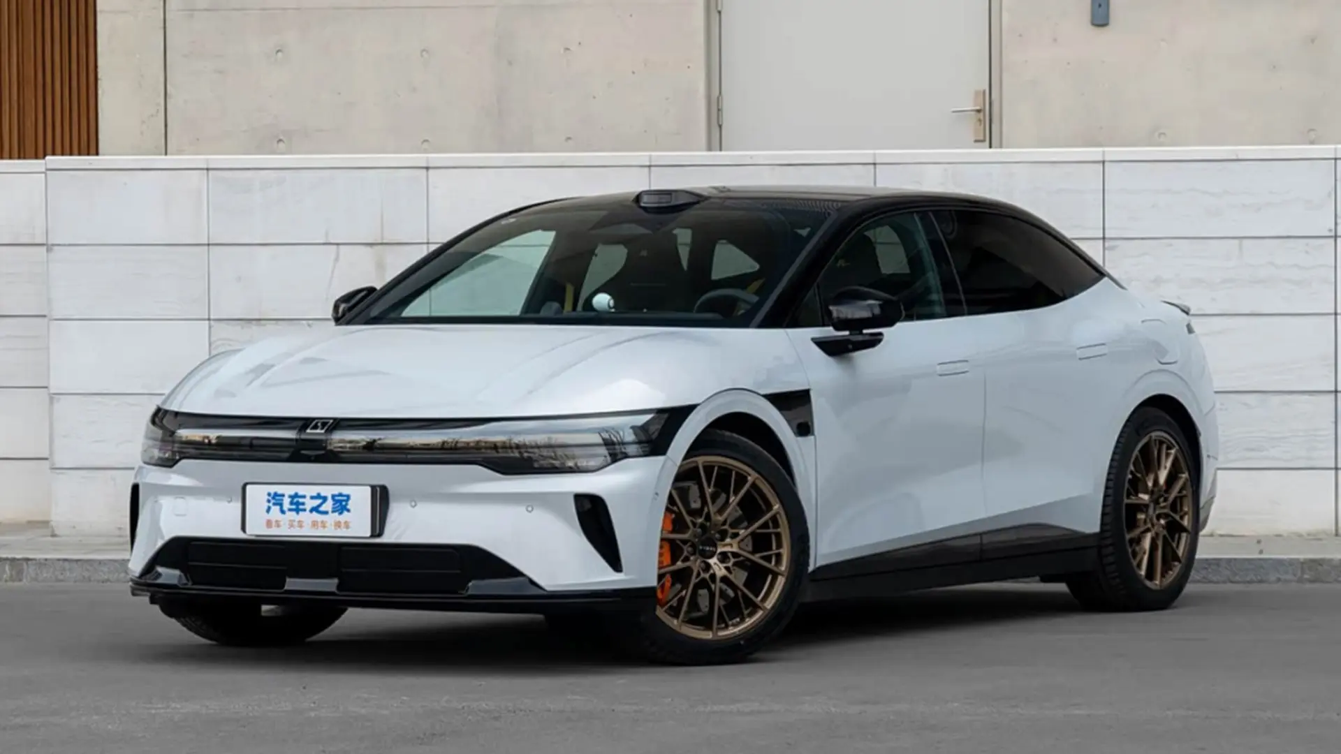 Оновлений Zeekr 007 білого кольору, вид спереду збоку на міському тлі