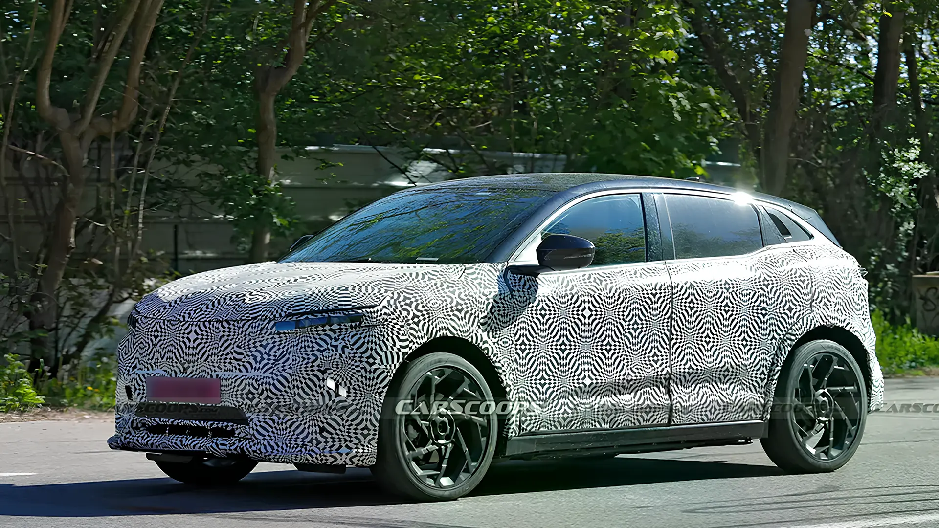 Закамуфльований прототип оновленого Renault Megane E-Tech, вид спереду збоку під час дорожніх випробувань