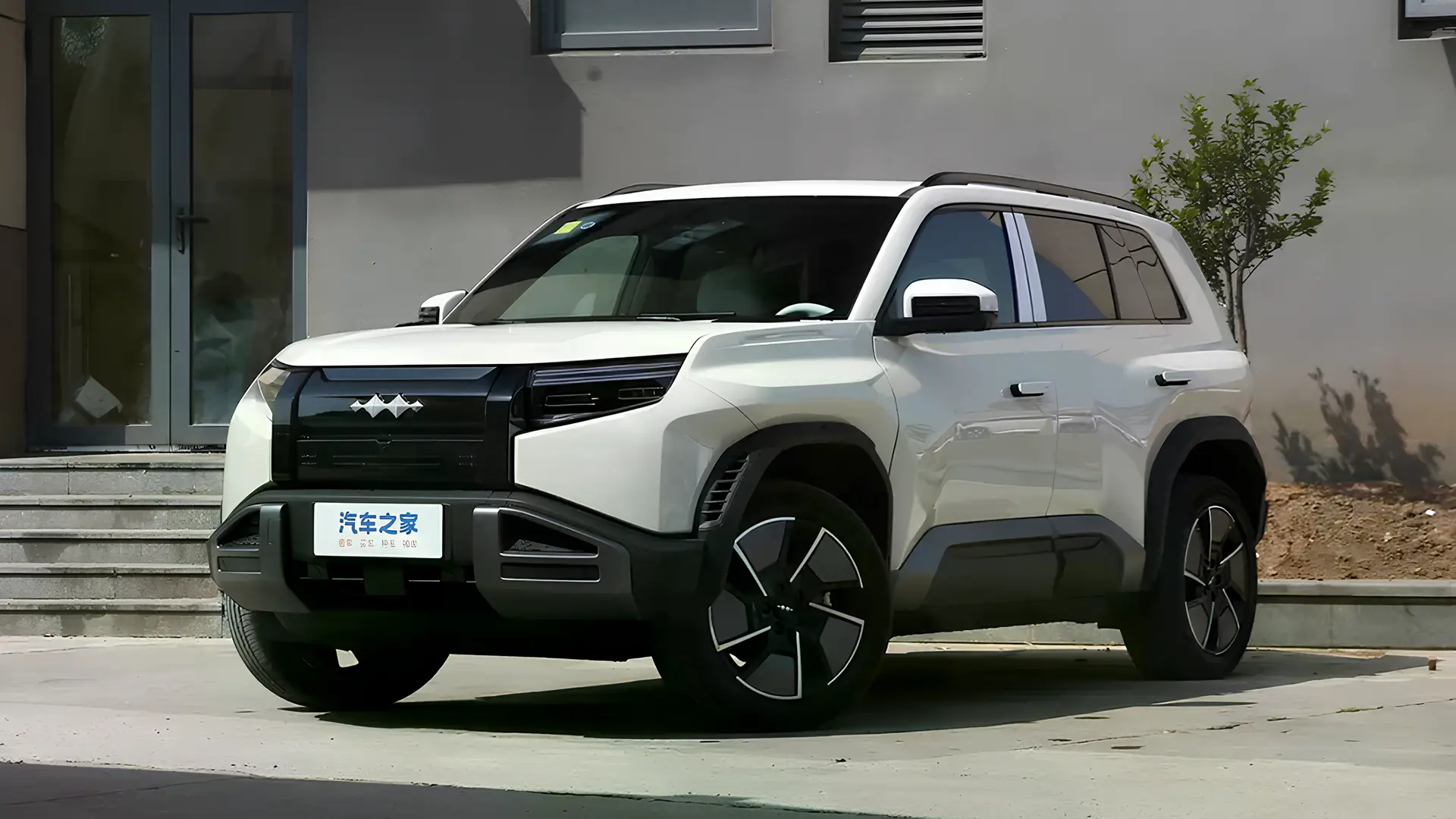 Новий електромобільний SUV білого кольору на міській вулиці, вигляд спереду збоку