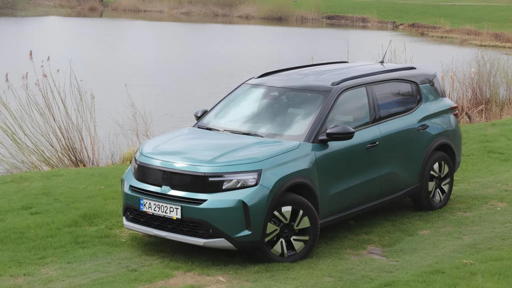 Кросовер Opel Frontera під час тест-драйву на березі водойми