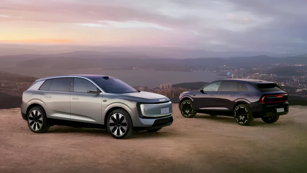 Електричні кросовери Audi E7X на фоні міського пейзажу