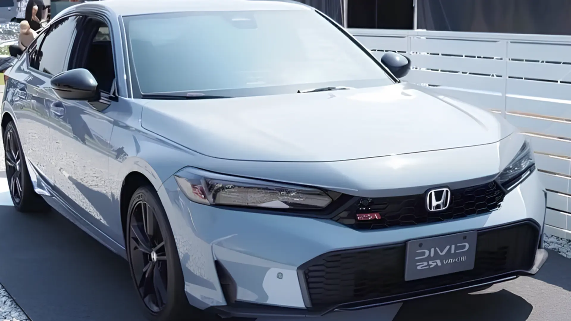 Honda Civic e:HEV RS у світло-блакитному кольорі спереду