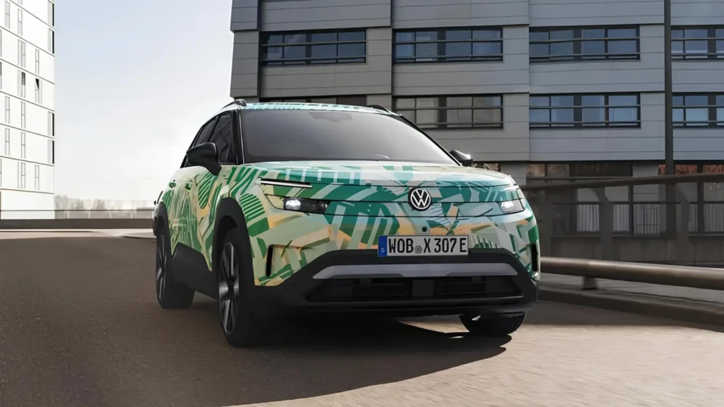 Volkswagen ID.Cross у камуфляжному забарвленні на міській дорозі