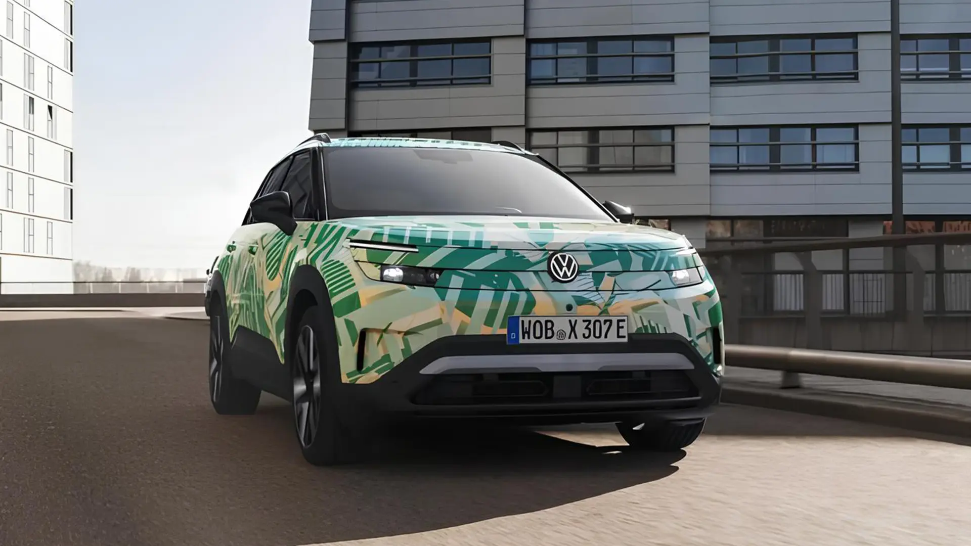 Volkswagen ID.Cross у камуфляжному забарвленні на міській дорозі