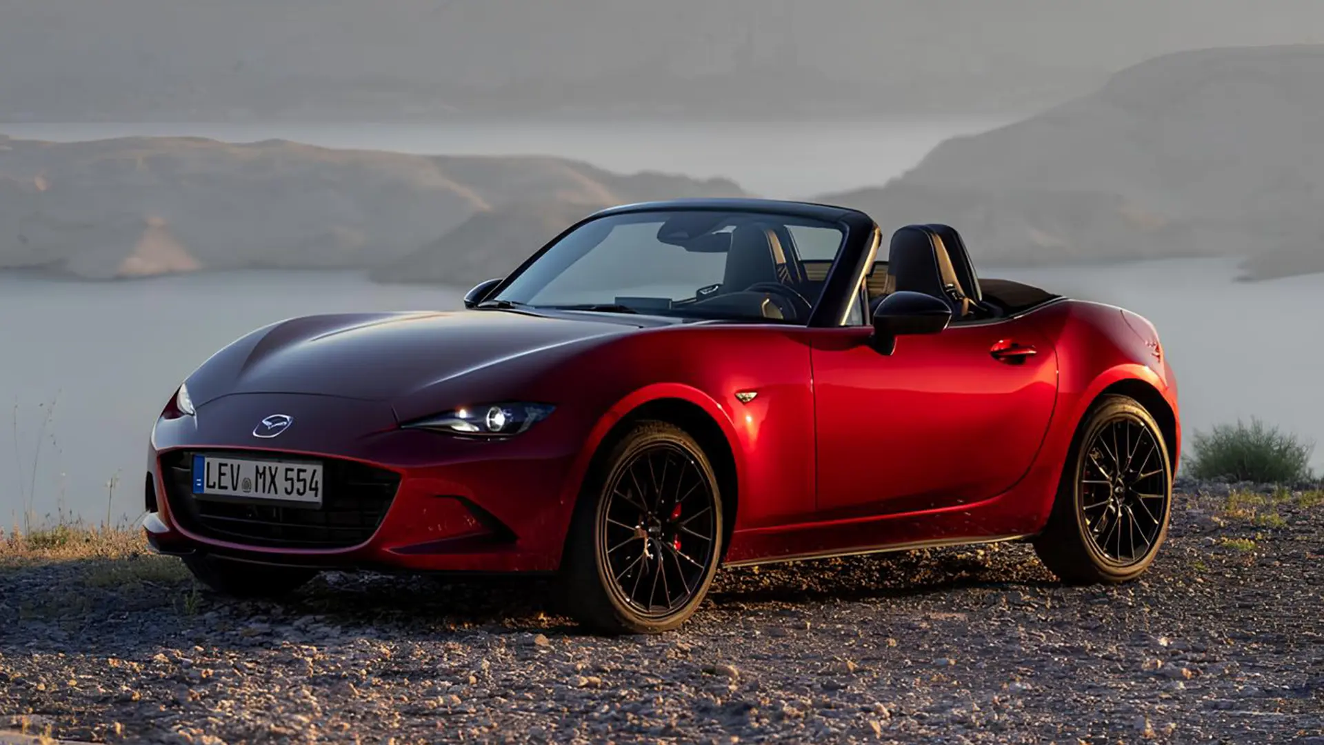 Mazda MX-5 на тлі узбережжя як ілюстрація до новини про призупинення виробництва авто Mazda для Близького Сходу