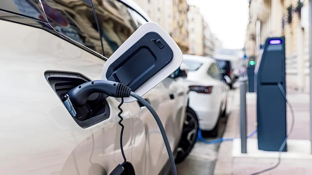 Електромобіль на зарядці як ілюстрація до теми нового податку для власників електромобілів в Україні