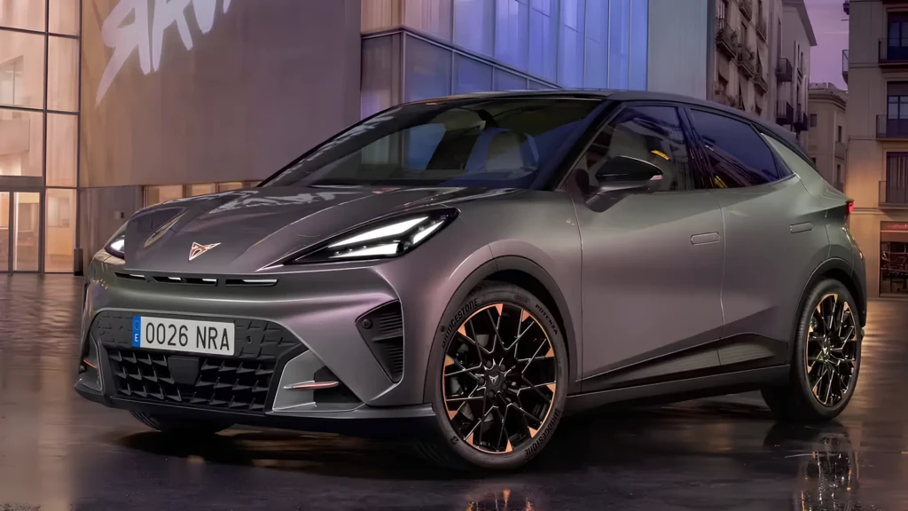 Електричний CUPRA Raval сірого кольору, вид спереду збоку на міському тлі