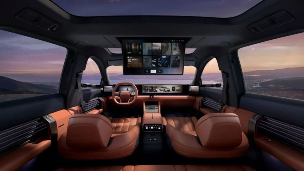 Електричні кросовери Audi E7X на фоні міського пейзажу