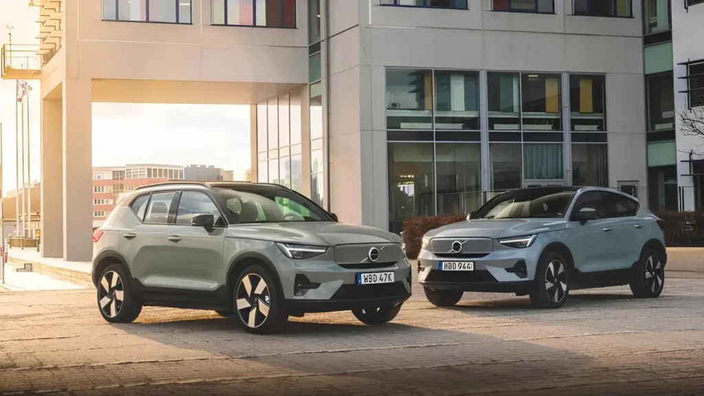 Два електричні кросовери Volvo на тлі сучасної міської забудови
