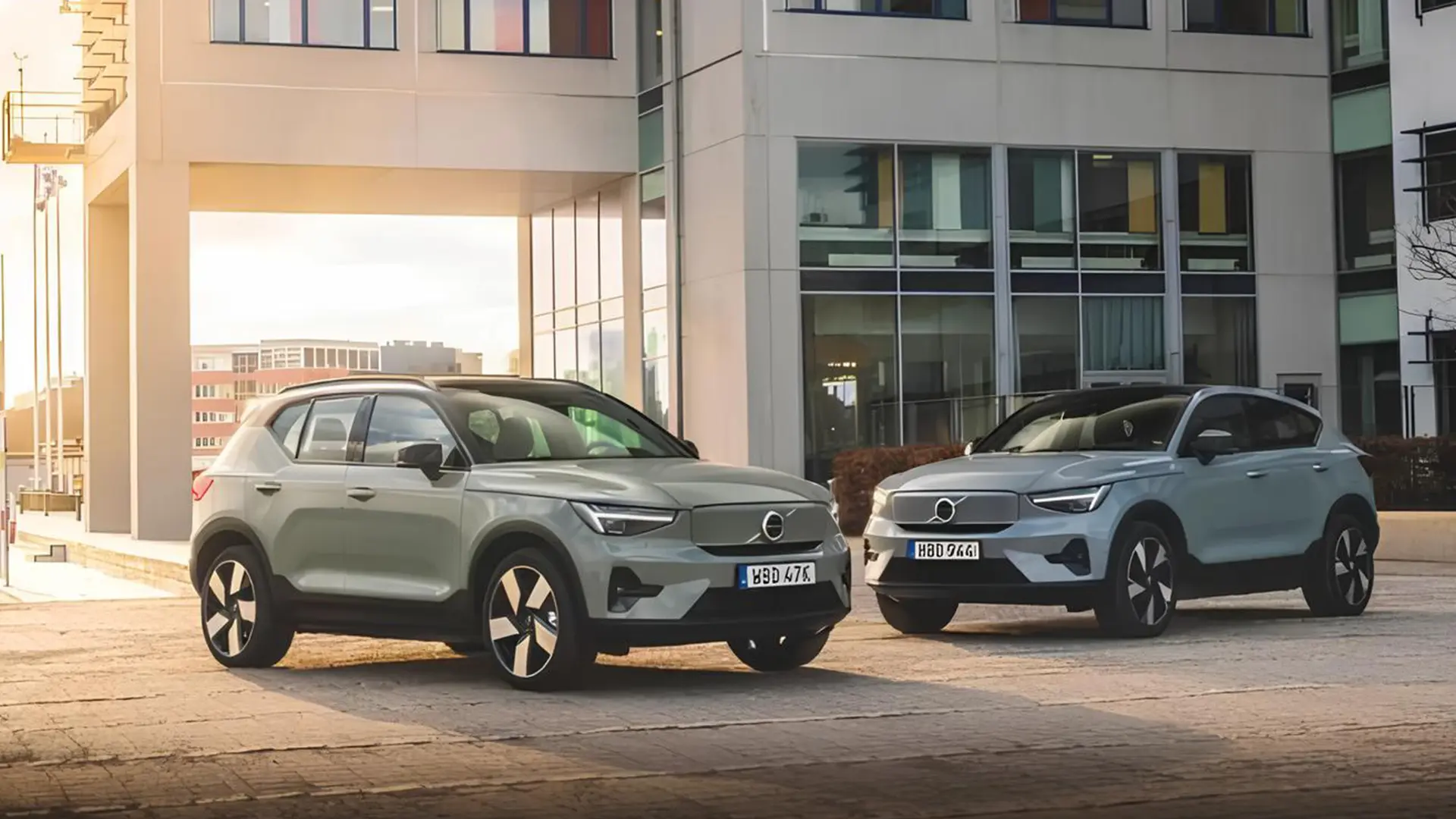 Два електричні кросовери Volvo на тлі сучасної міської забудови