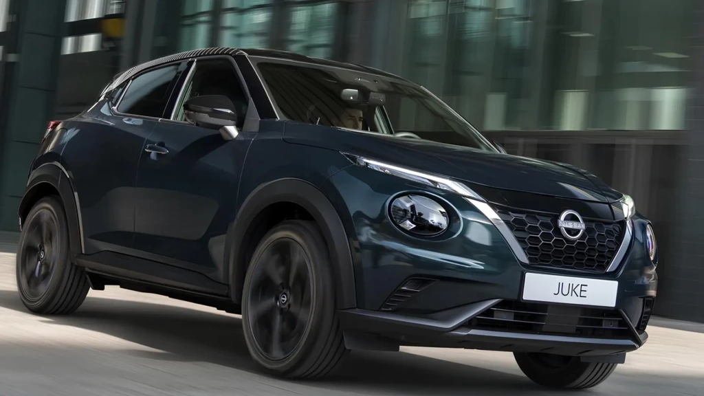 Кросовер Nissan Juke Pulse у русі на міській дорозі