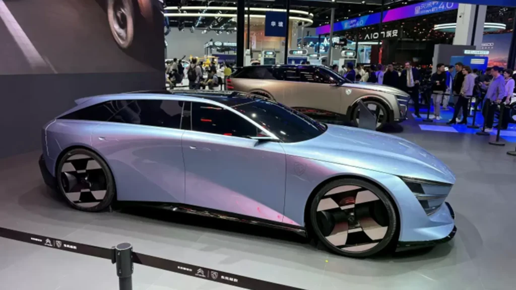 Концепти Peugeot Concept 6 та Peugeot Concept 8 на автомобільній виставці