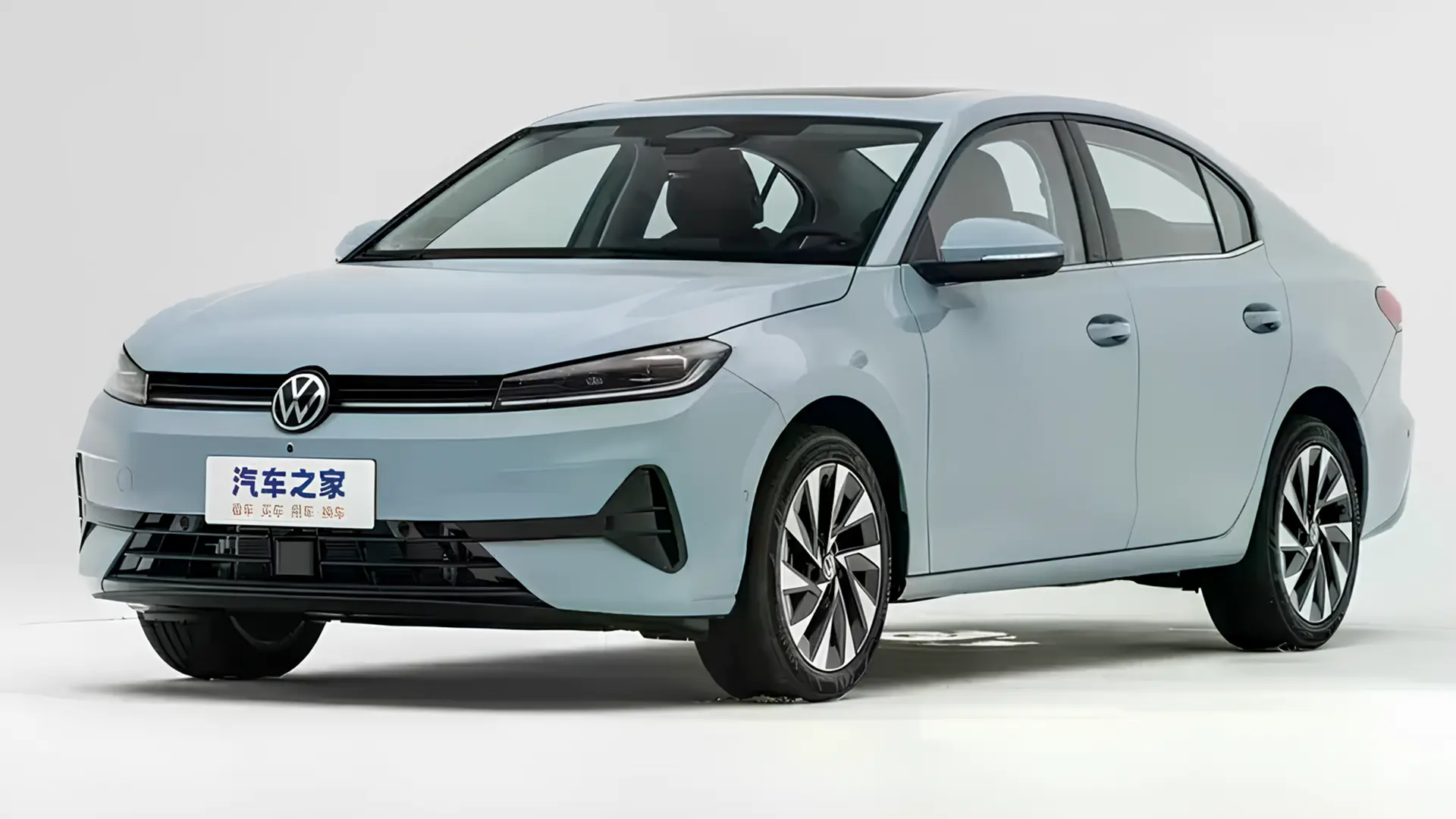 Volkswagen Sagitar S 2026 світло-блакитного кольору в ракурсі спереду збоку