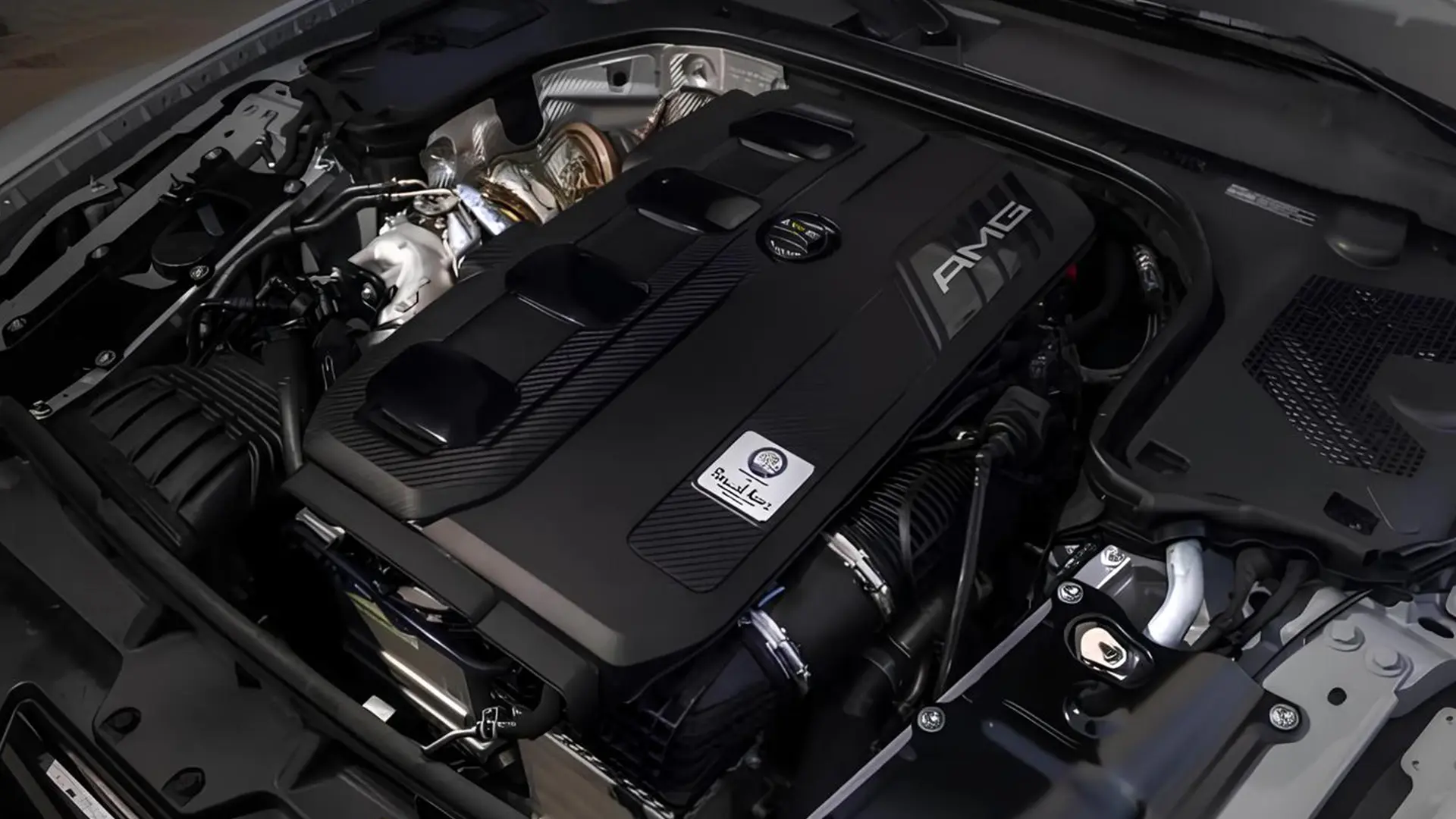 Двигун AMG під капотом Mercedes як ілюстрація до відмови від 4-циліндрового мотора в SL