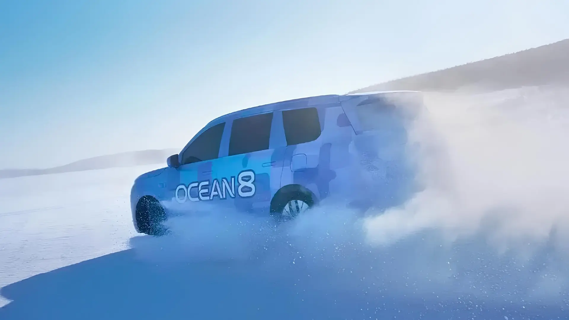 Кросовер BYD Sealion 08 у русі по снігу під час зимових випробувань