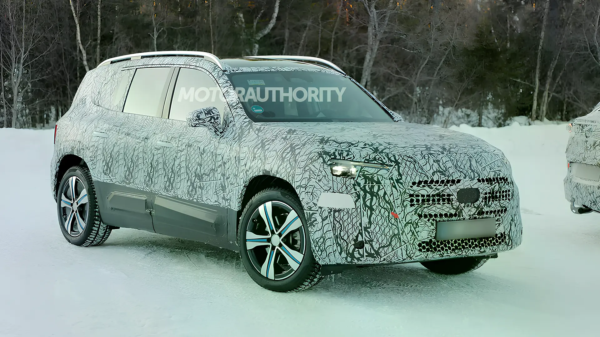 Закамуфльований Mercedes GLB 2026 під час зимових дорожніх випробувань, вид спереду збоку