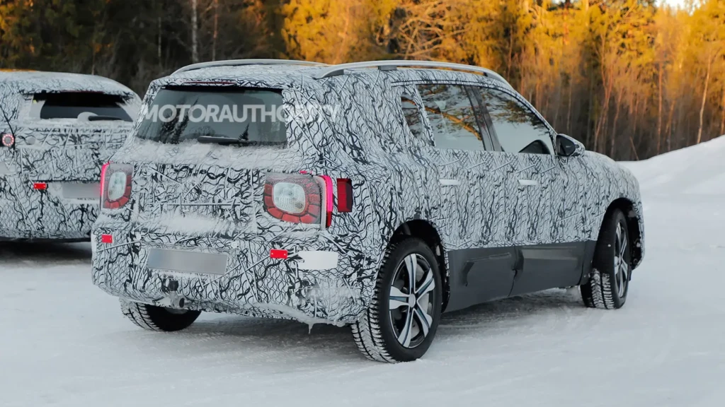 Закамуфлированный Mercedes GLB 2026 во время зимних дорожных испытаний, вид спереди сбоку