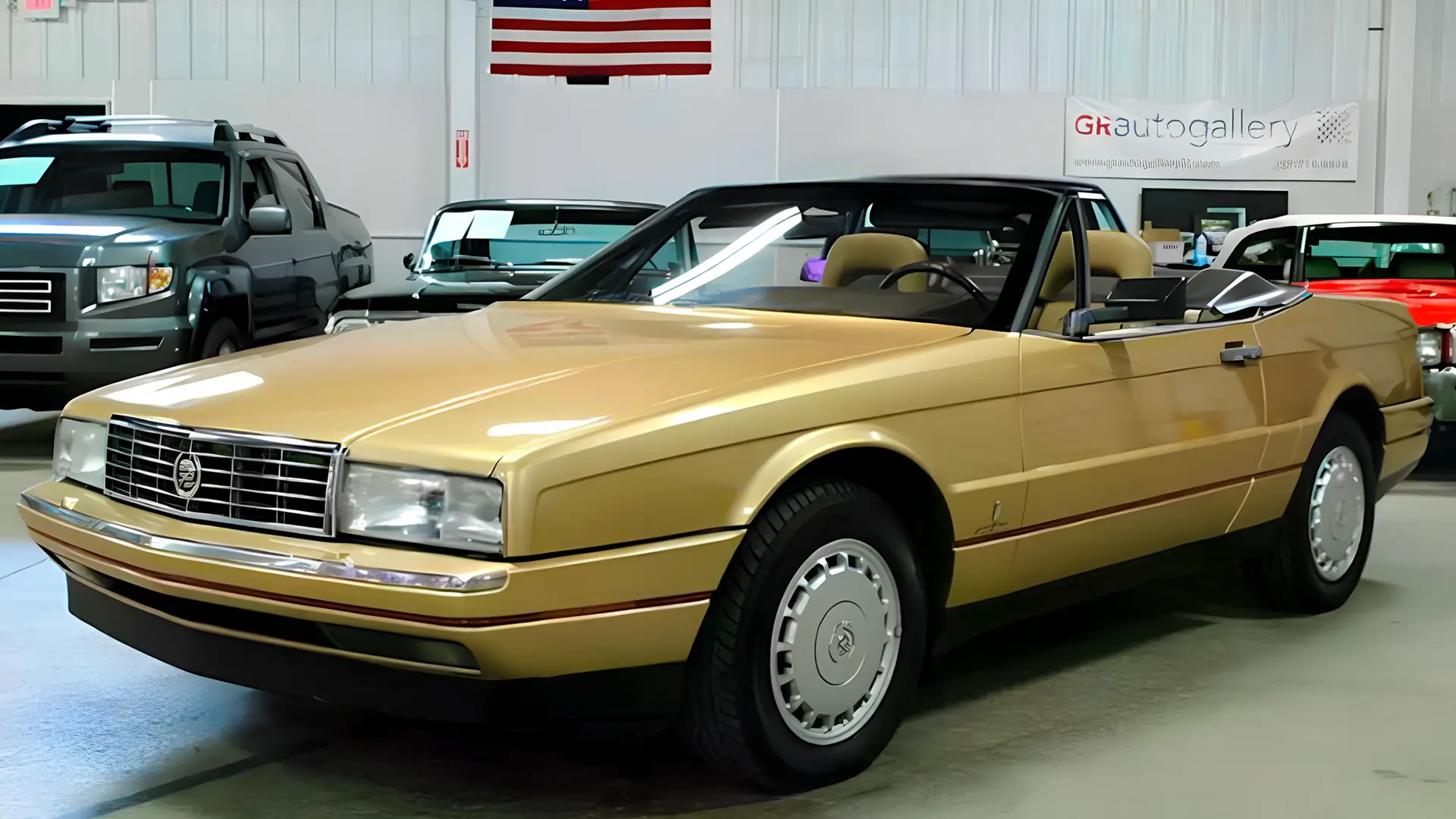 Золотий класичний Cadillac кабріолет в автогалереї