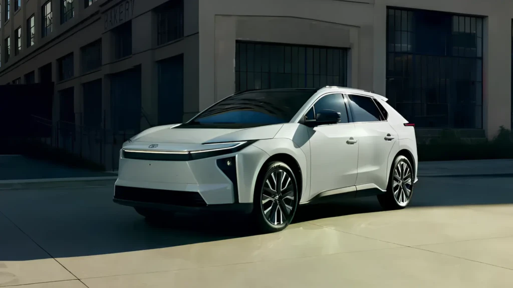 Toyota bZ 2026 білого кольору біля сучасної будівлі