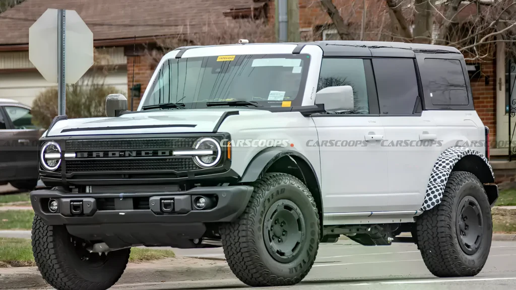 Оновлений Ford Bronco у білому кузові під час дорожніх випробувань, вигляд спереду збоку