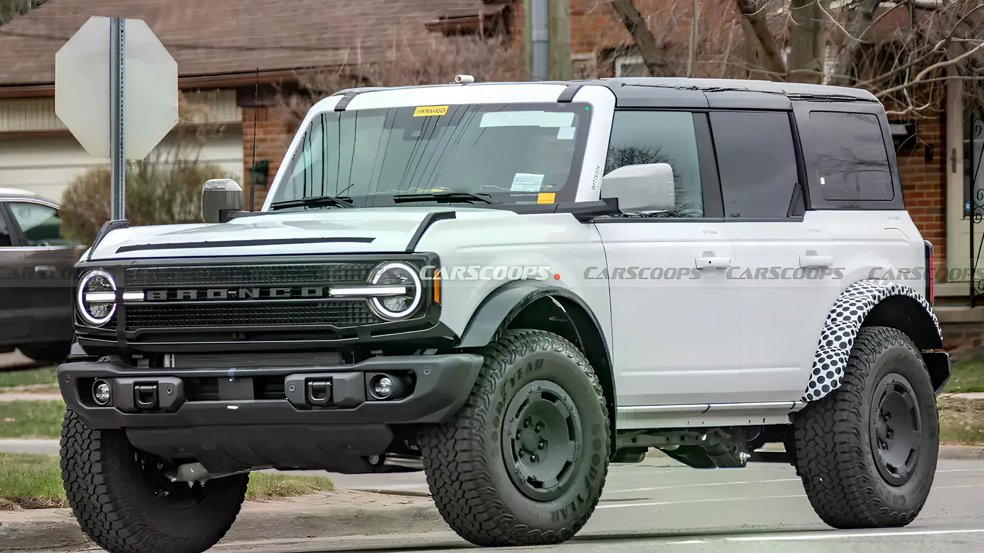 Оновлений Ford Bronco у білому кузові під час дорожніх випробувань, вигляд спереду збоку