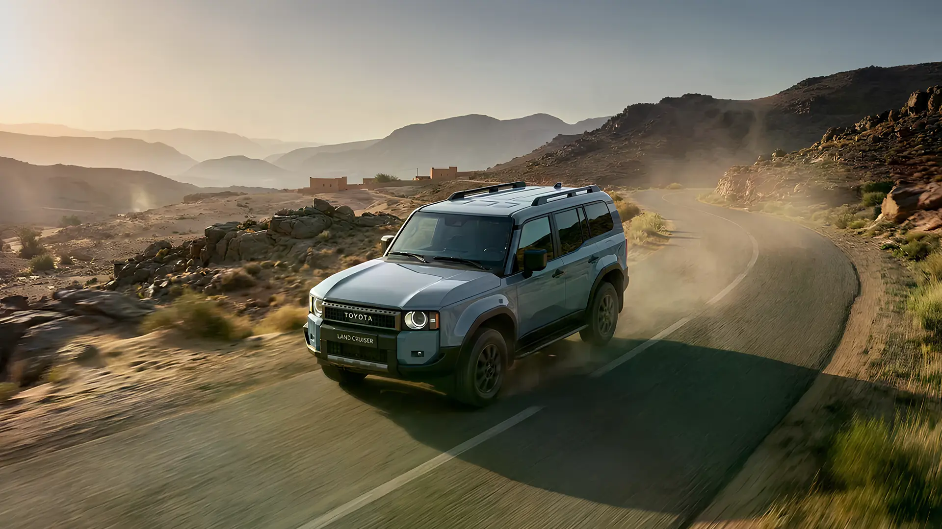 Toyota Land Cruiser 2026 для Європи їде гірською дорогою, вид спереду збоку