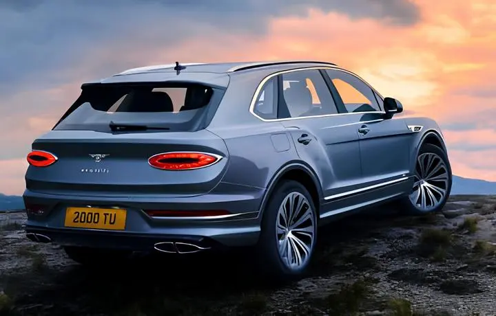 Новый Bentley Bentayga синего цвета, вид спереди сбоку на фоне скал