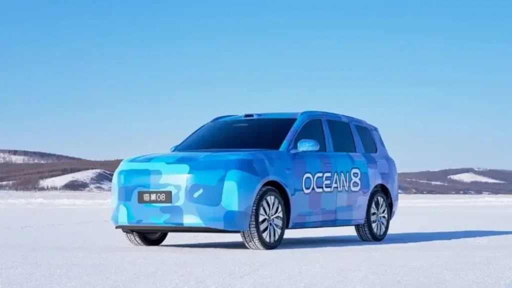 Кросовер BYD Sealion 08 у русі по снігу під час зимових випробувань