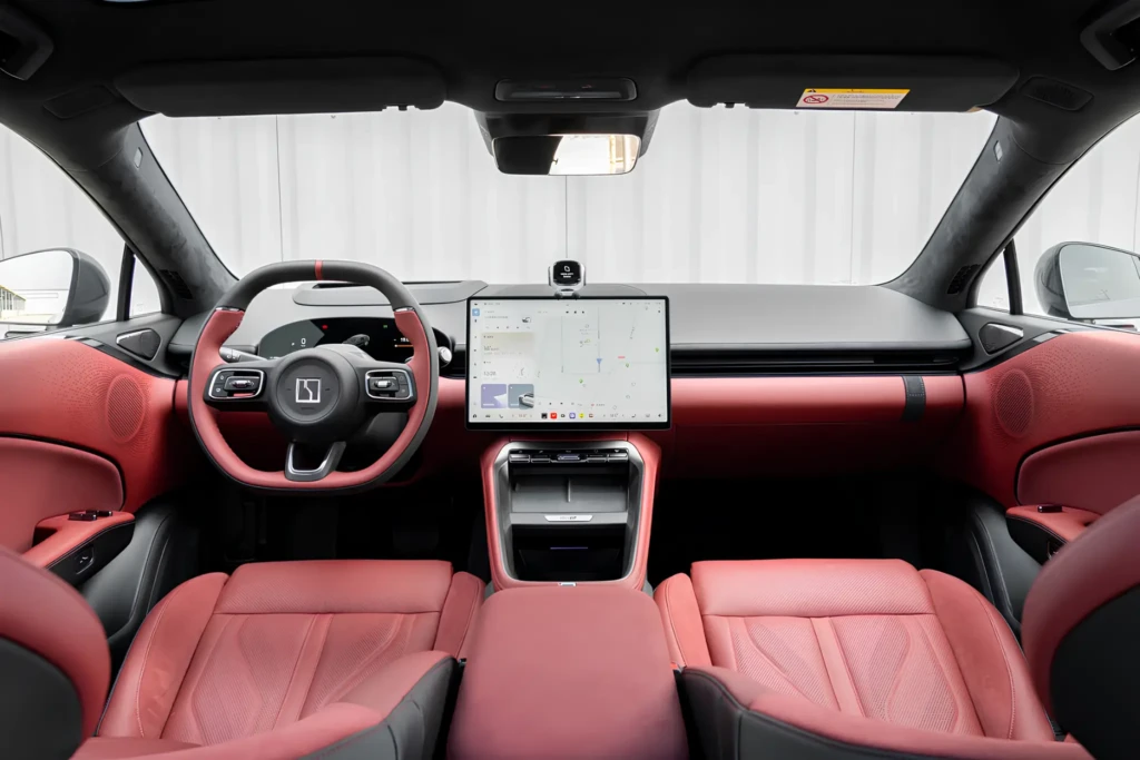 Інтер’єр оновленого Zeekr 007 з червоним оздобленням салону, цифровою панеллю та великим центральним дисплеєм