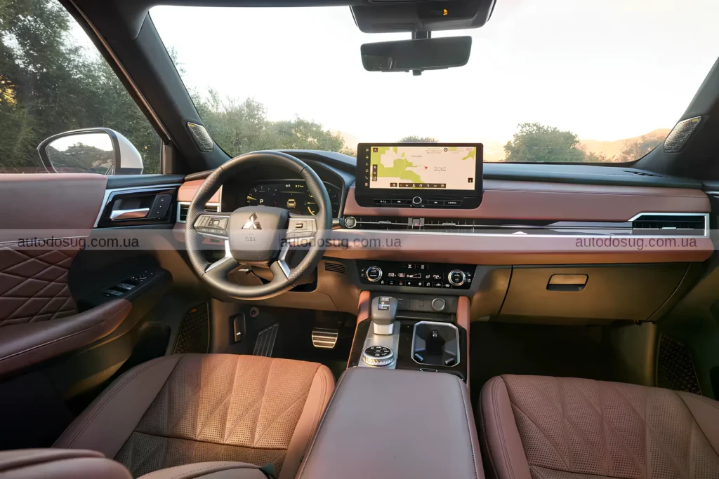 Mitsubishi Outlander 2026 спереди на презентации