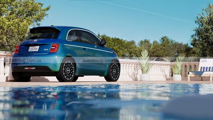 Красный Fiat 500e 2026 припаркован возле здания с пальмами