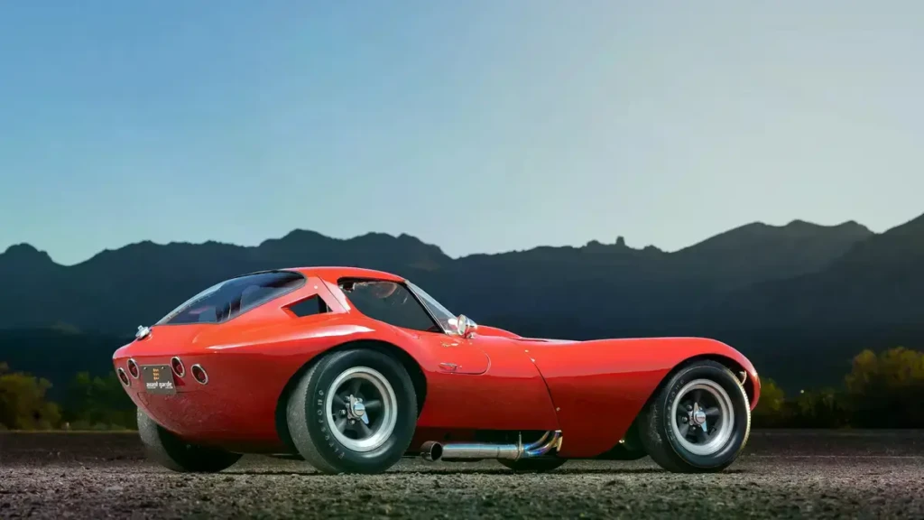 Редкий спорткар Cheetah красного цвета на открытой площадке