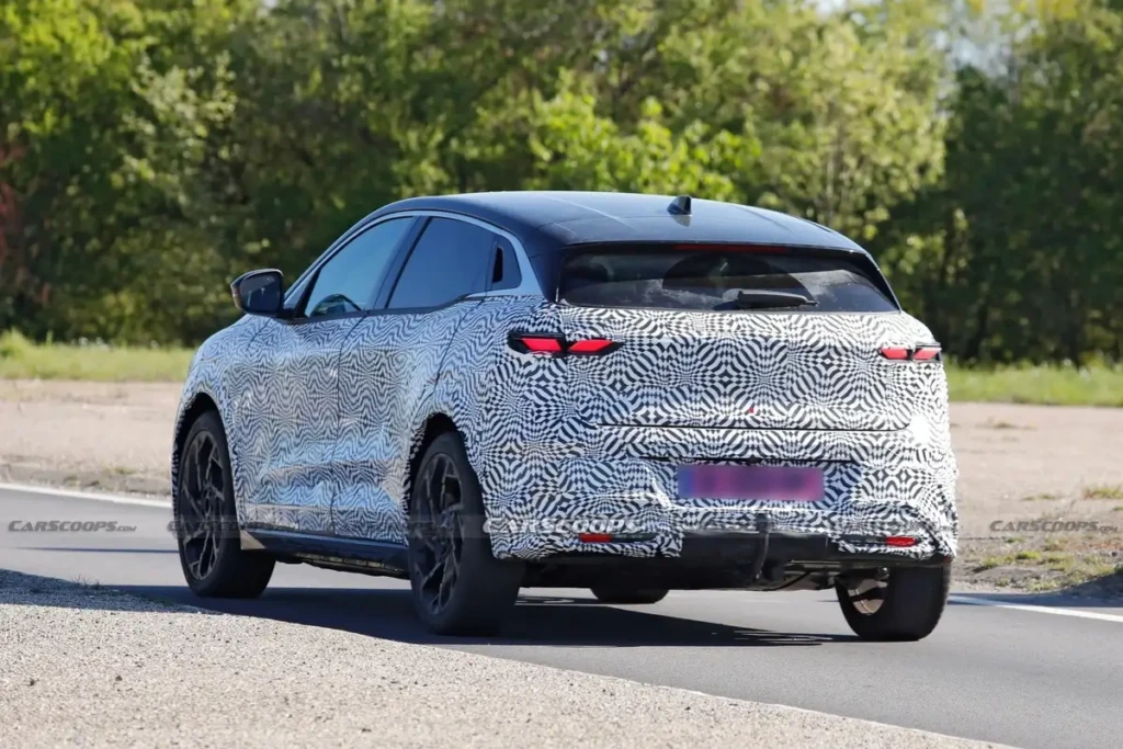 Закамуфльований Renault Megane E-Tech під час дорожніх випробувань, вид спереду збоку