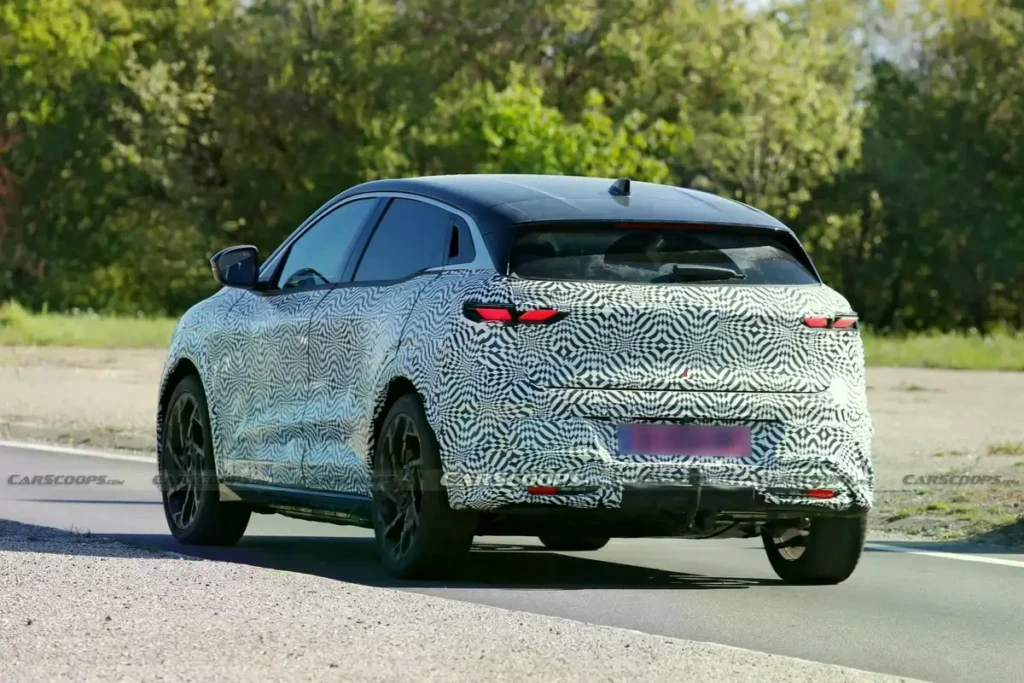 Закамуфлированный Renault Megane E-Tech во время дорожных испытаний, вид спереди сбоку