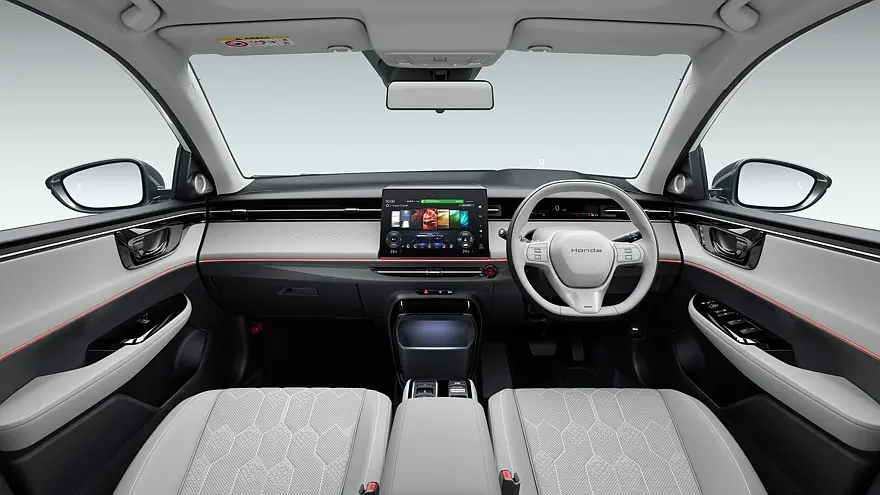 Інтер’єр електричного Honda Insight з цифровою панеллю приладів і світлим оздобленням салону