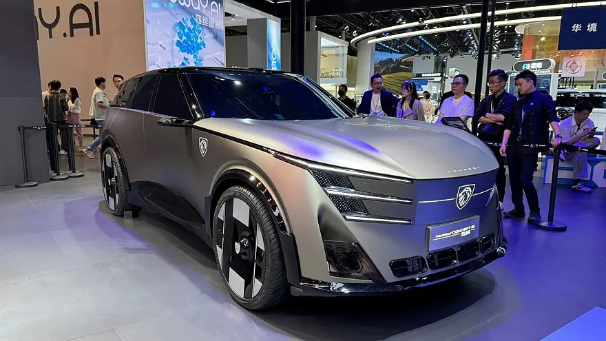 Концепты Peugeot Concept 6 и Peugeot Concept 8 на автомобильной выставке