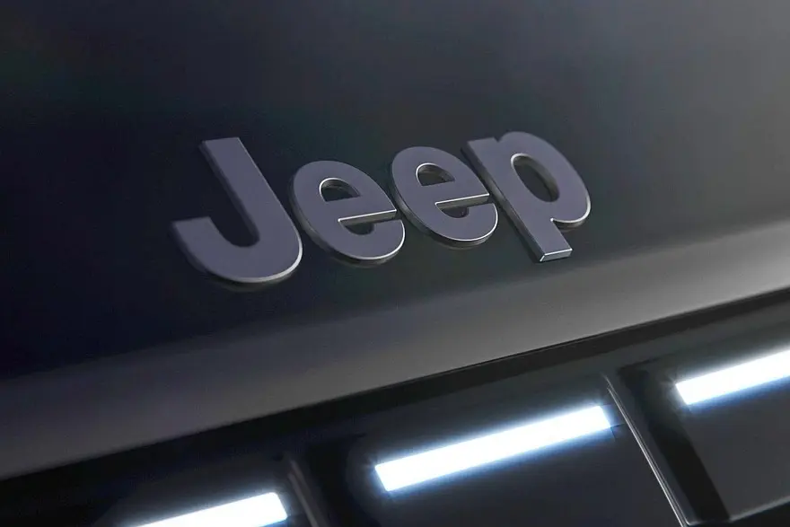 Обновленный Jeep Avenger с подсвеченной передней оптикой в темноте