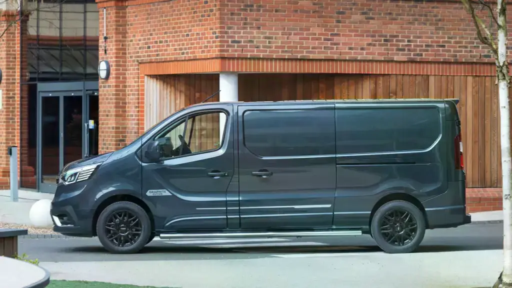 Фургон Renault Trafic Graphite Edition стоїть біля цегляної будівлі