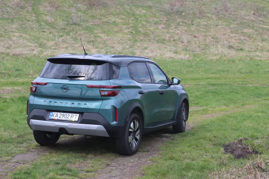 Кросовер Opel Frontera під час тест-драйву на березі водойми