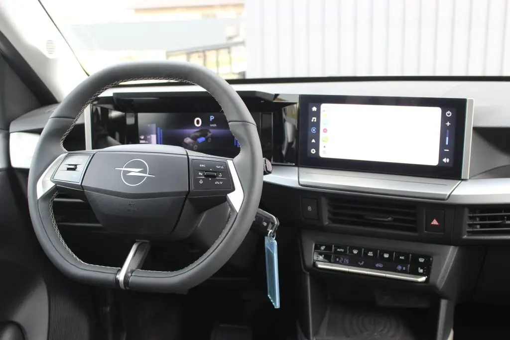 Кросовер Opel Frontera під час тест-драйву на березі водойми