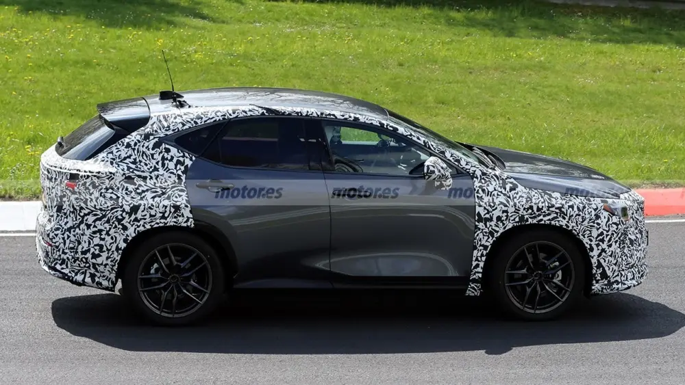 Прототип Lexus RX 2027 у камуфляжі під час дорожніх випробувань на трасі