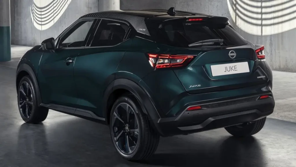 Кроссовер Nissan Juke Pulse в движении на городской дороге